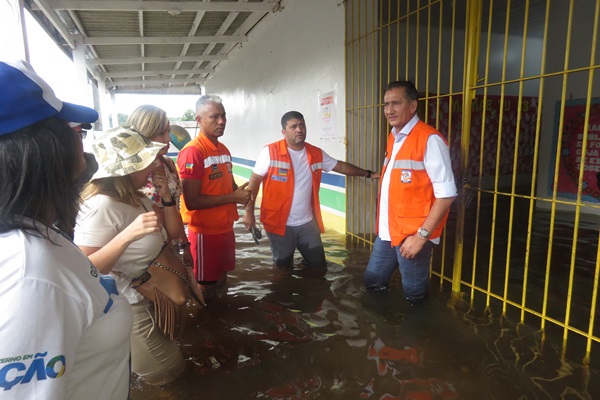 Prefeito e Governador visitam áreas alagadas em Laranjal do Jari